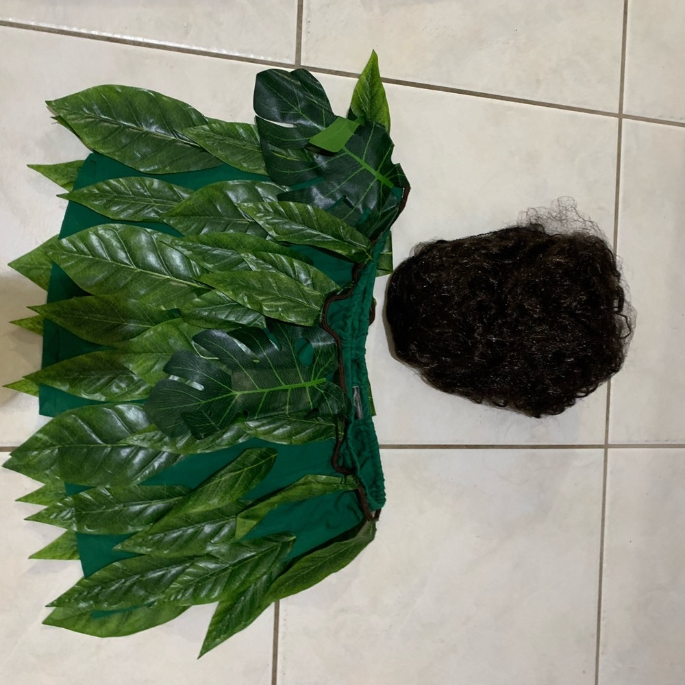 Maui green leaf skirt + Maui Costume Wig Black.